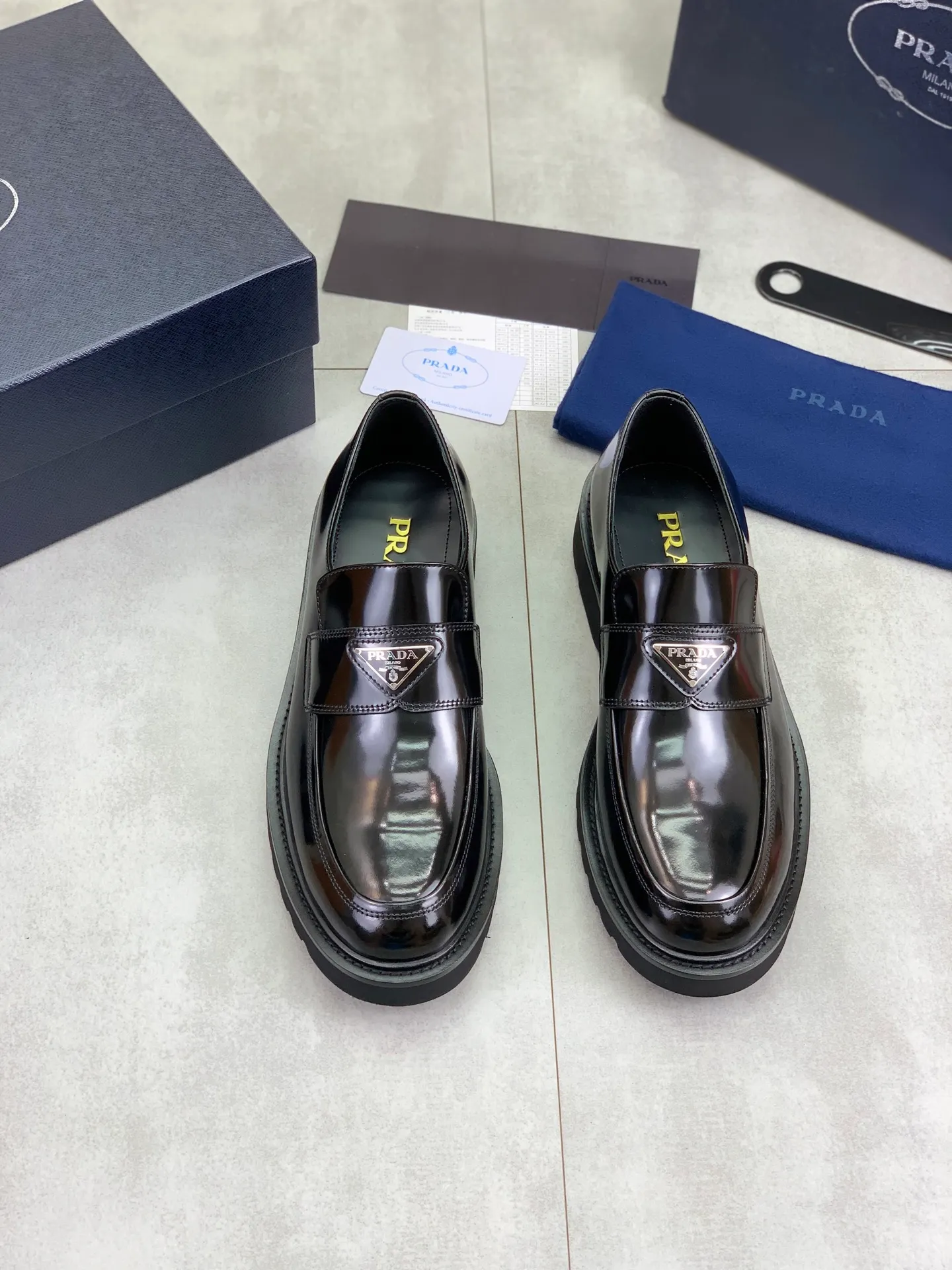 Factory price P860 💰Original quality, top version🔱 ＰＲＡＤＡPrada. Men's business casual leather shoes, top-quality leather shoes. 1:1 shipment ⬆️Luxurious and noble 👞All imported original color-rubbed edge beads, just to create a more comfortable wearing experience. Upper: Original comfortable open-edge bead rubbed color calfskin ➕Top imported water-dyed full cow lining, original lightweight and comfortable TPU foam combination bottom ✔️Code number: 39-45 (38.46 47 can be customized)